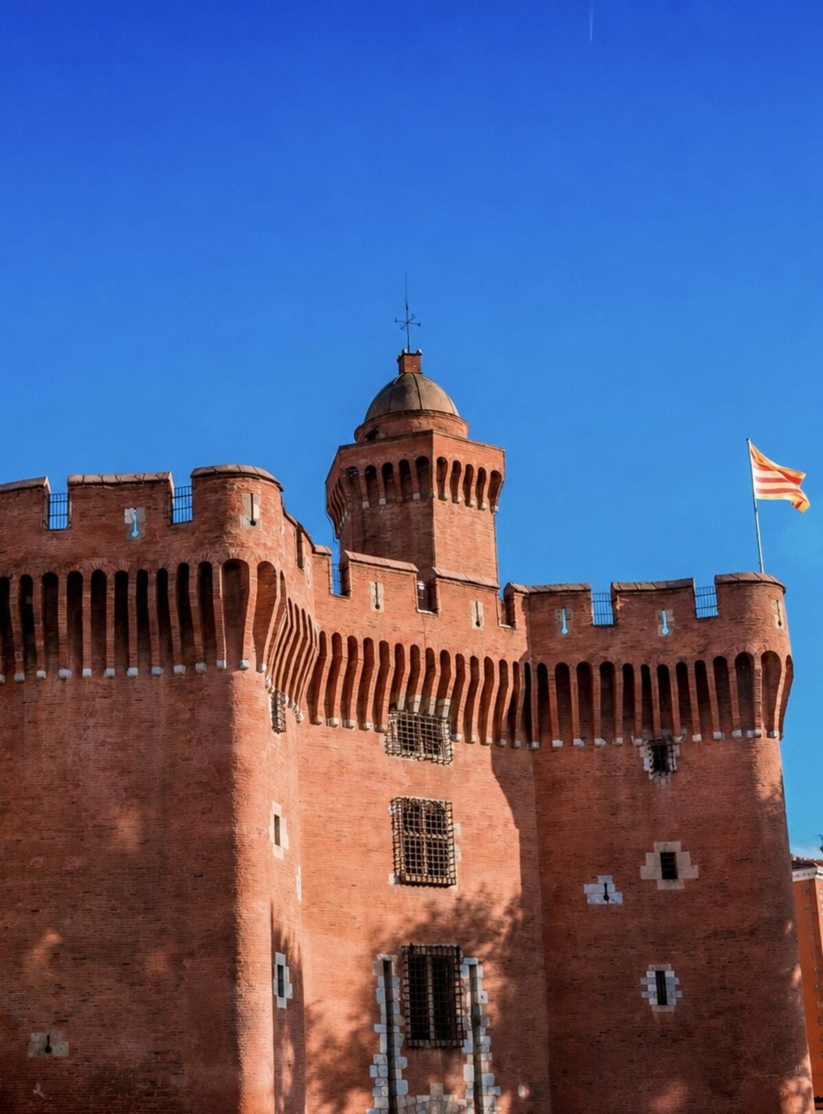 Le Castillet, Porte Notre-Dame, Perpignan — façade ouest et drapeau catalan